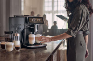 Lato ma różne oblicza, kawa też. Od orzeźwiającej iced coffee po aksamitne cappuccino z Saeco Xelsis Suprema