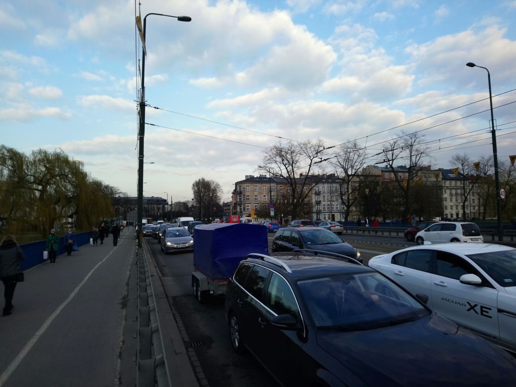 Kraków: Poważny wypadek na rondzie Grunwaldzkim. Karetka zderzyła się z autobusem