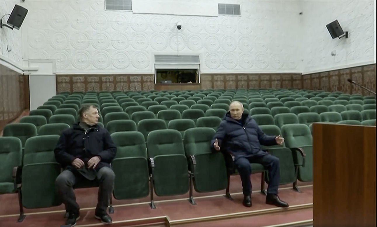 Putin w gumowej masce? "Spontaniczna przejażdżka po Mariupolu". Sobowtór dał plamę!
