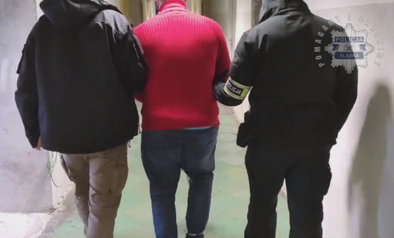 Rzucił się z nożem na swych rodziców i podziurawił ich jak sito. Złapali go w Warszawie