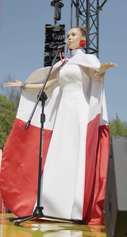 Doda zaśpiewała hymn Polski. Przebrała się za flagę