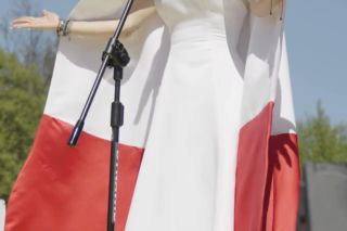 Doda zaśpiewała hymn Polski. Przebrała się za flagę