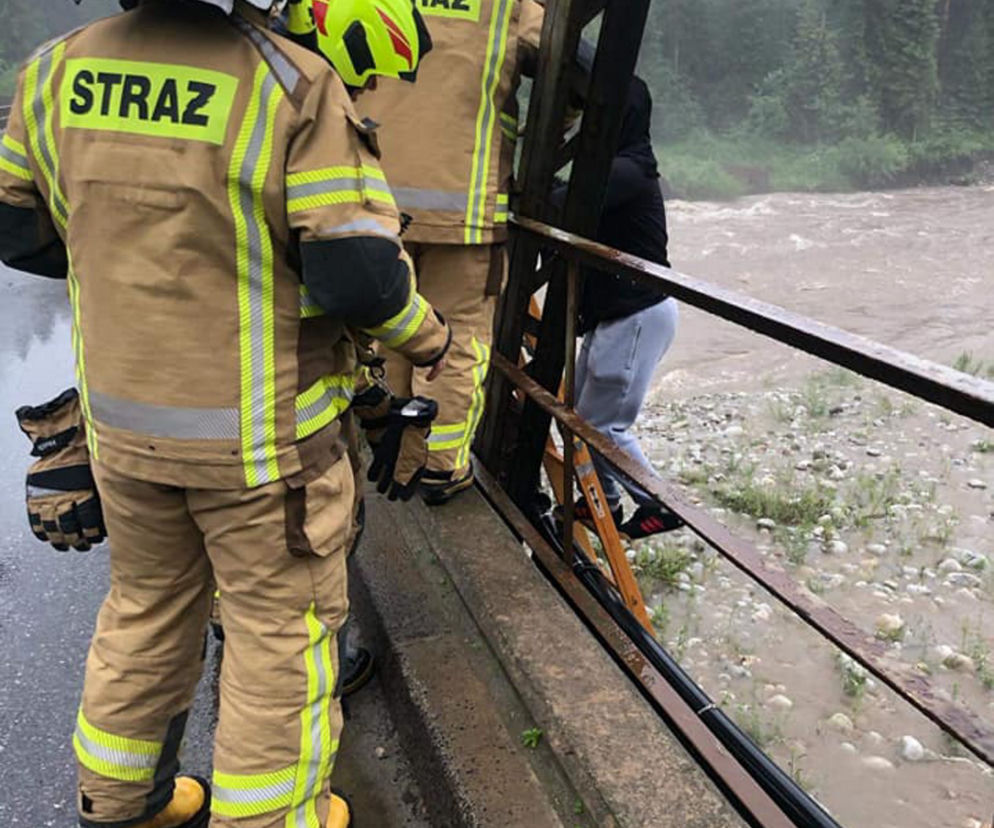 Mężczyzna i pies utknęli na wyspie na rzece Białka