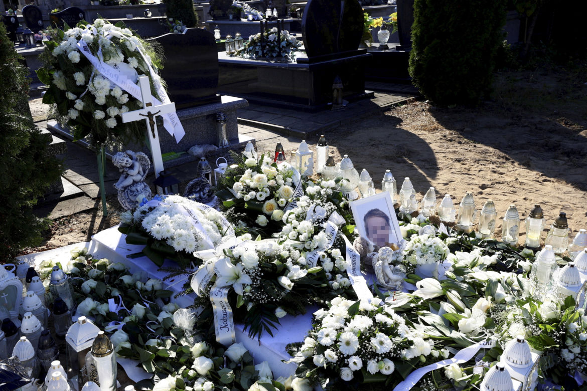 Grób 3-letniego Stasia utonął w morzu kwiatów. Trudno powstrzymać łzy