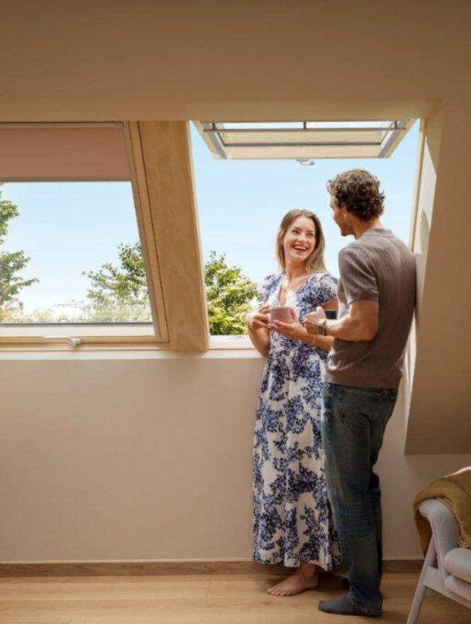 rodzina przy oknie dachowym