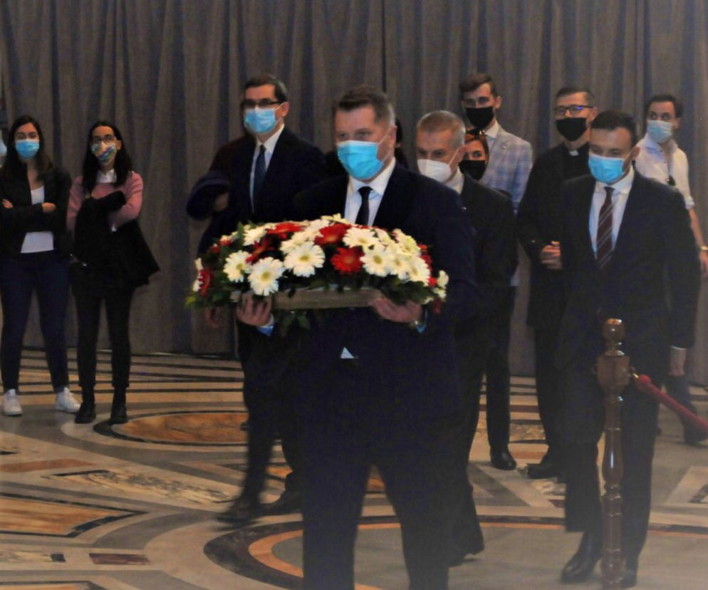 Czarnek złożył kwiaty przy grobie Jana Pawła II