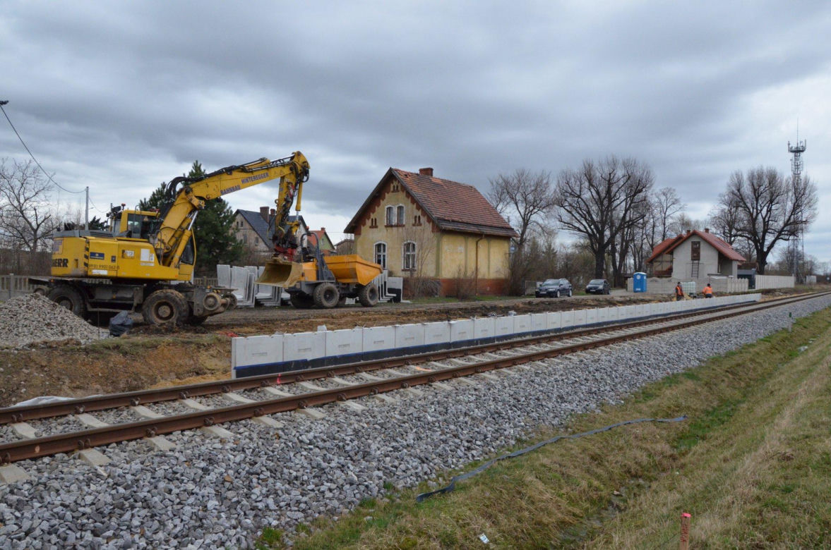 Budują nowe stacje kolejowe koło Wrocławia. Kiedy będą gotowe dla podróżnych? 