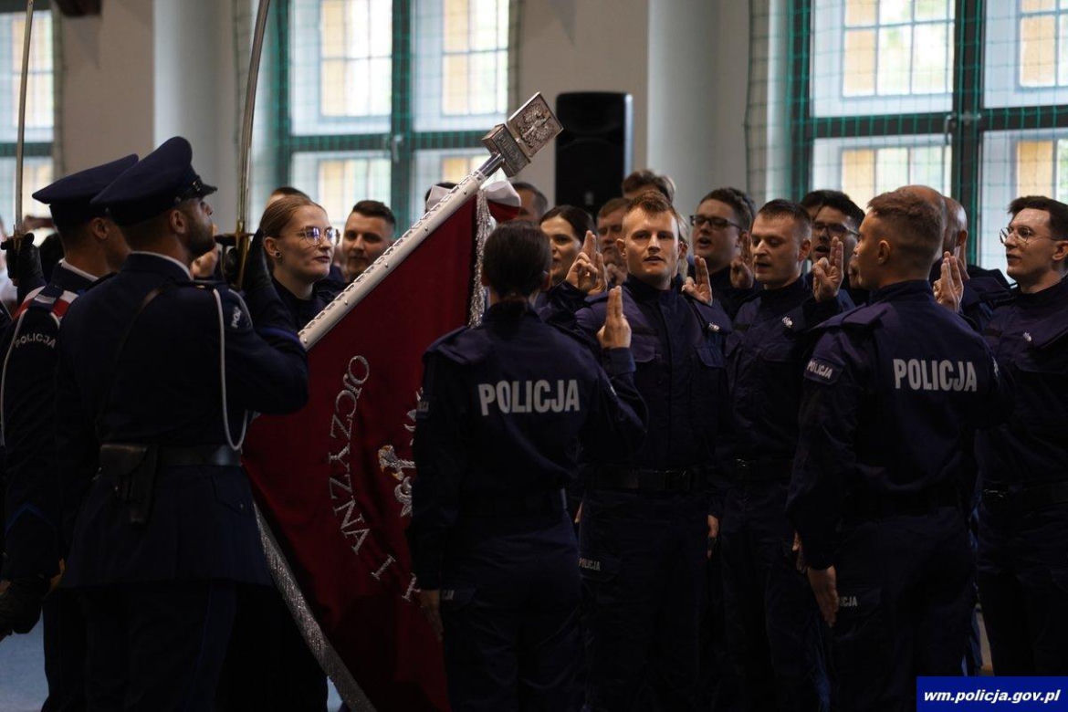 Ślubowanie nowych policjantów w Olsztynie. W szeregi wstąpiło 47 funkcjonariuszy [ZDJĘCIA]