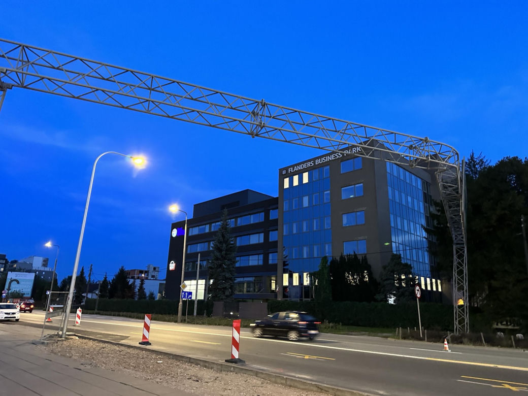 Totalna demolka na drodze. Koparka zerwała bramownicę, pękła rura z gazem