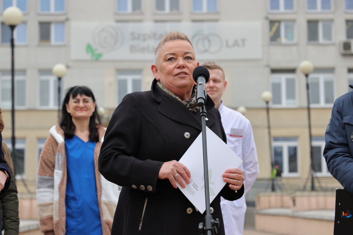 Warszawa zatrudnia medyków z Ukrainy. Konferencja Rafała Trzaskowskiego pod Szpitalem Bielańskim.