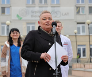 Warszawa zatrudnia medyków z Ukrainy. Konferencja Rafała Trzaskowskiego pod Szpitalem Bielańskim.