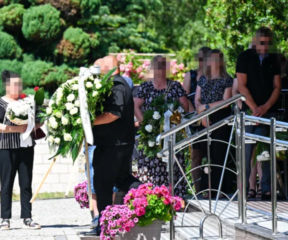 Tłumy mieszkańców pożegnały Karolinę i jej 13-letnią córkę