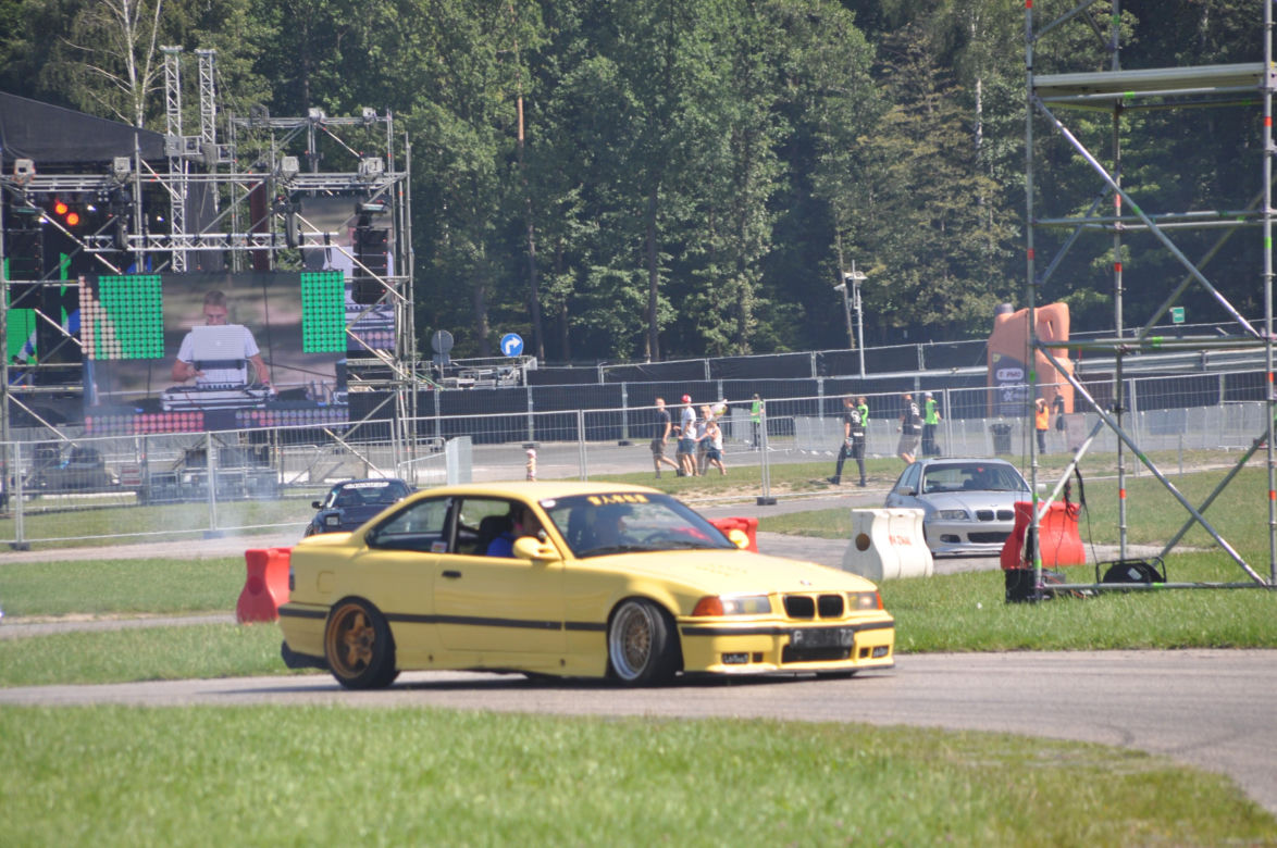 Auto Moto Fiesta 2023 na Torze Kielce. Dużo pięknych samochodów i pokazy driftu