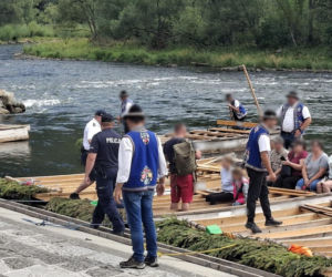 Policjanci na spływie Dunajcem w Pieninach. Mundurowi kontrolowali trzeźwość flisaków