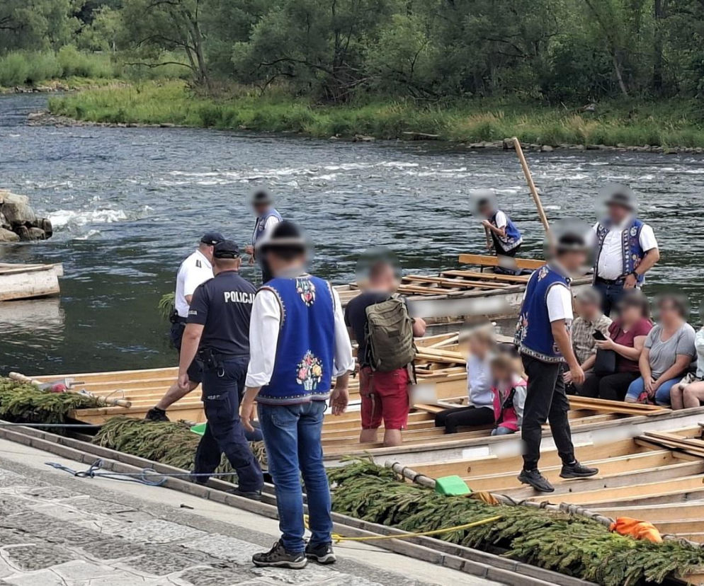 Policjanci na spływie Dunajcem w Pieninach. Mundurowi kontrolowali trzeźwość flisaków