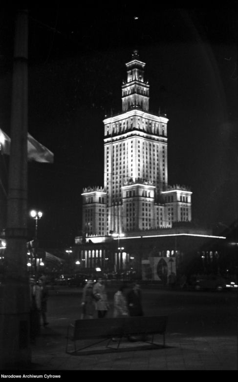 QUIZ PRL. Pałac Kultury i Nauki w Warszawie. Zmierz się z historią dziarskiego 70-latka? 