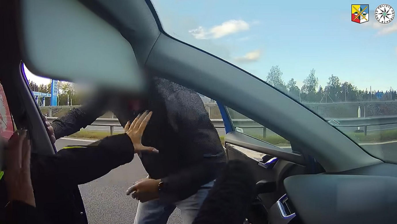 Bił kobietę na autostradzie, bo jechała zgodnie z przepisami! Wszystko nagrała jej 8-letnia córka