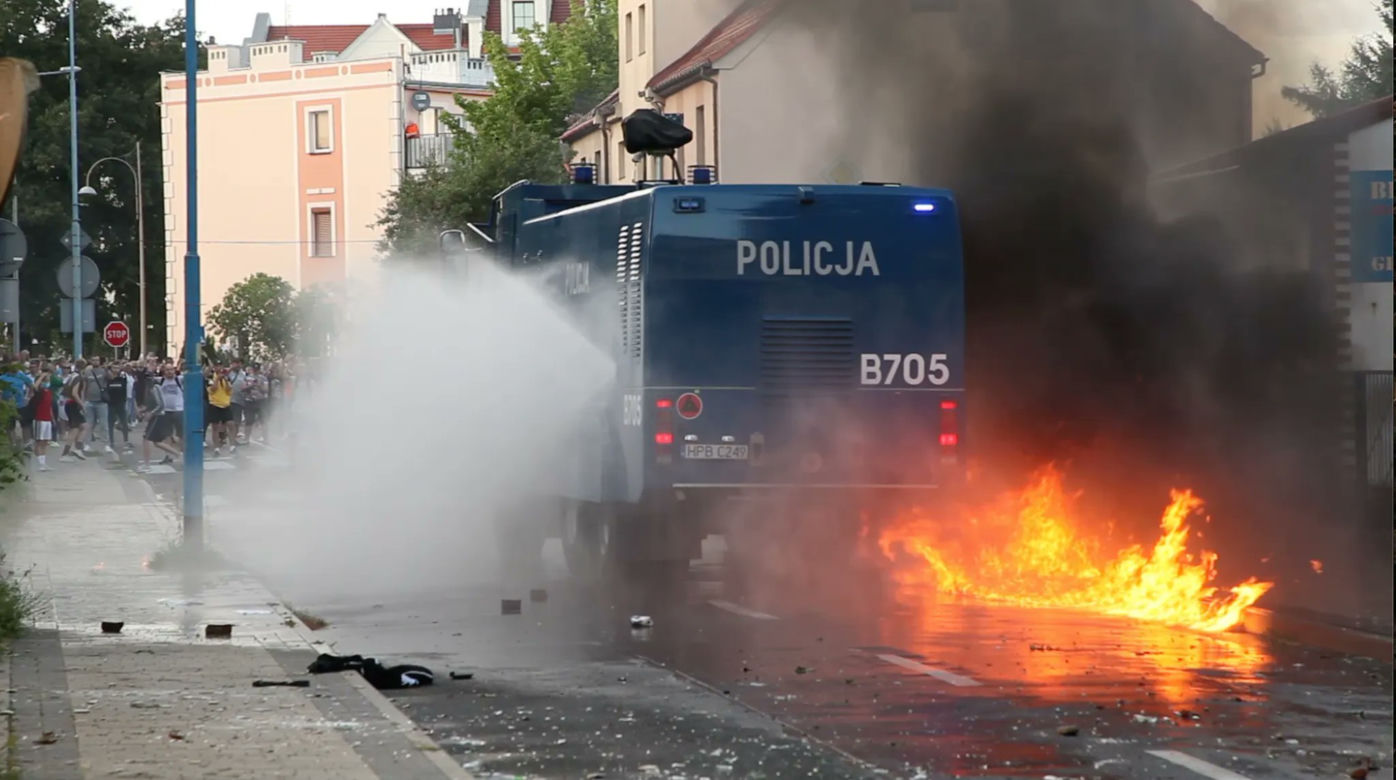PILNE! Zamieszki w Lubinie! Tłum zaatakował komendę policji! 