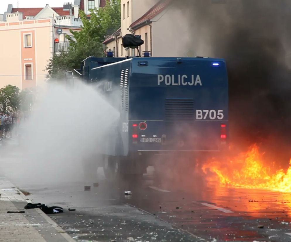 PILNE! Zamieszki w Lubinie! Tłum zaatakował komendę policji! 