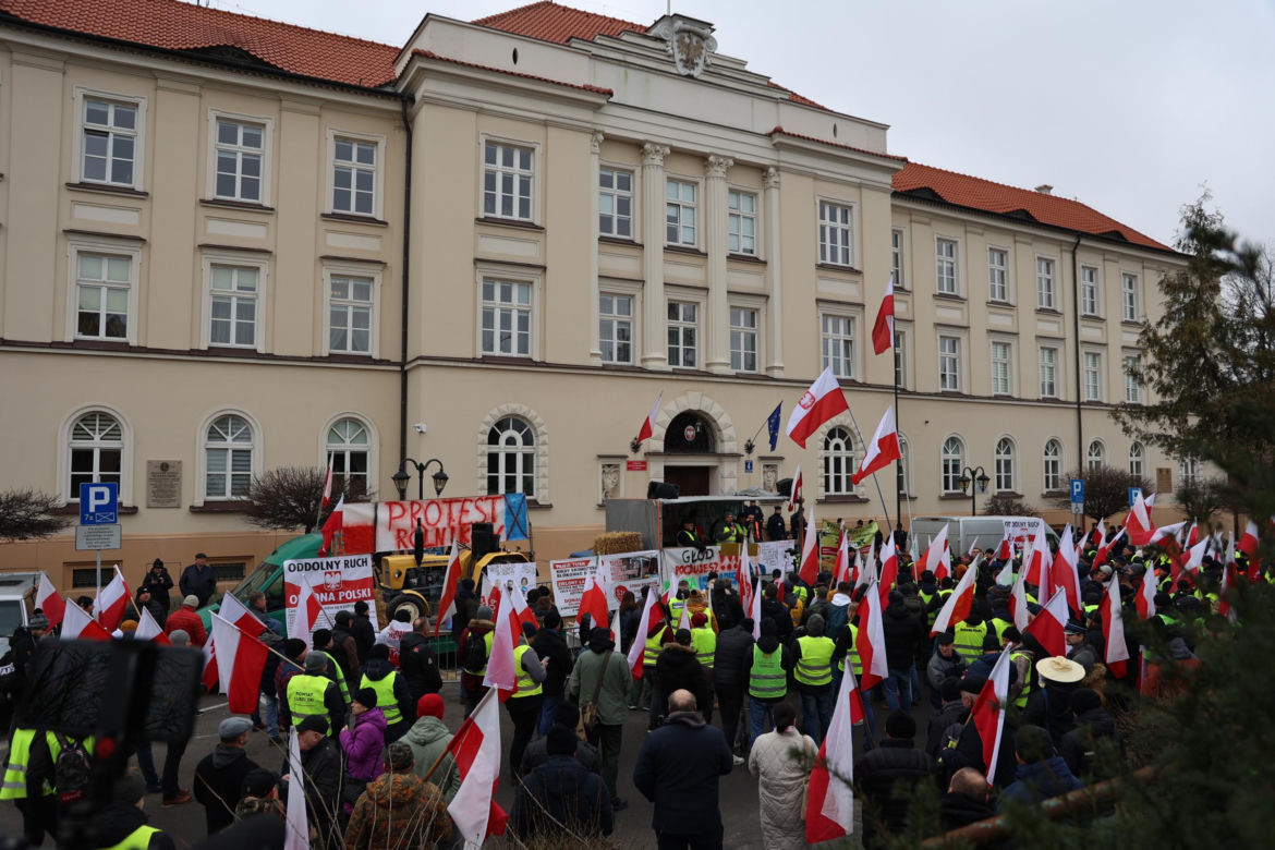 Protest rolników 20 marca przed Lubelskim Urzędem Wojewódzkim w Lublinie