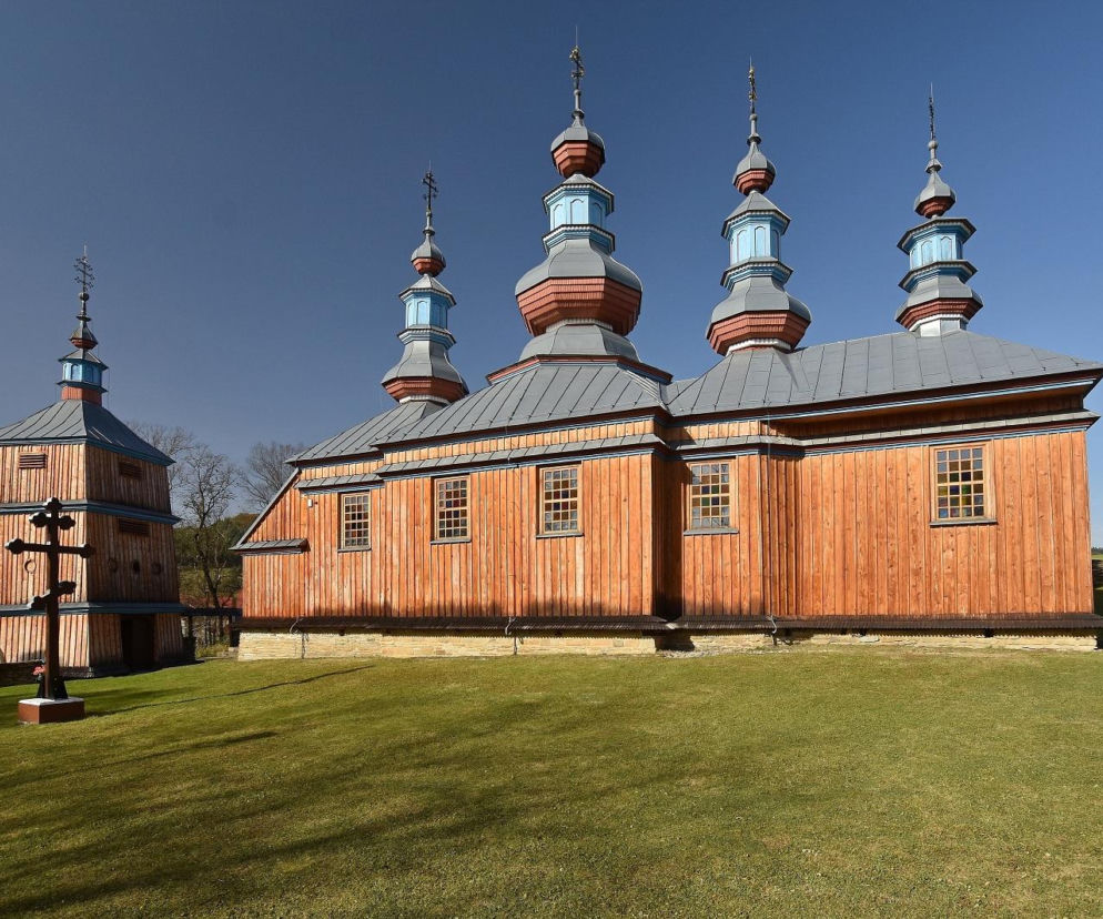 Drewniana cerkiew w Komańczy z wieżyczkami i dzwonnicą. O jej odbudowie po pożarze przeczytasz w serwisie Architektura.