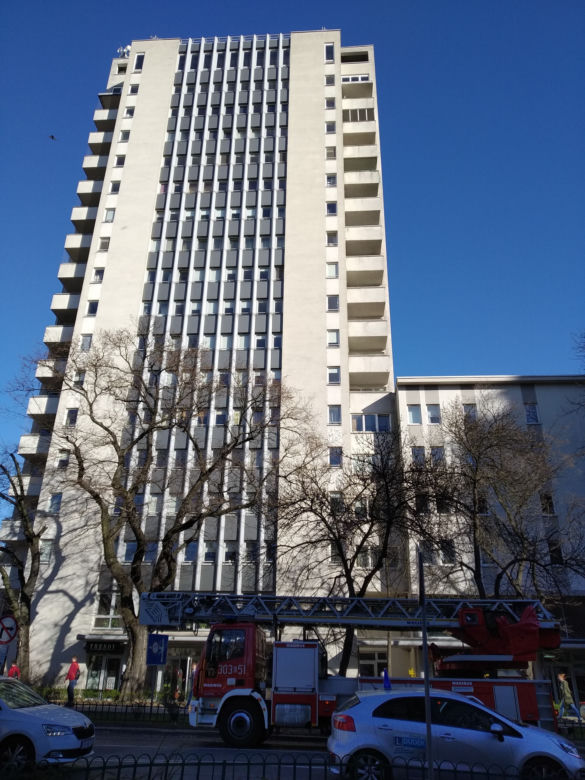 Kraków: Pożar bloku na al. Kijowskiej, akcja straży pożarnej