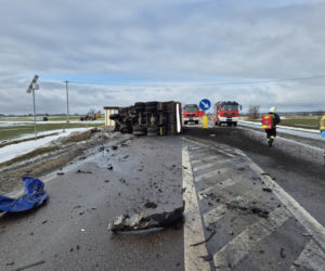 Osobówka zderzyła się z ciężarówką. Jedna osoba nie żyje. Tragiczny wypadek pod Łomżą