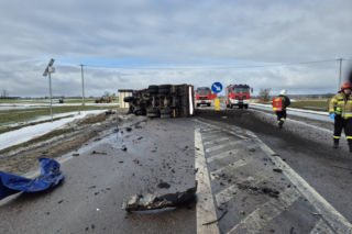 Osobówka zderzyła się z ciężarówką. Jedna osoba nie żyje. Tragiczny wypadek pod Łomżą