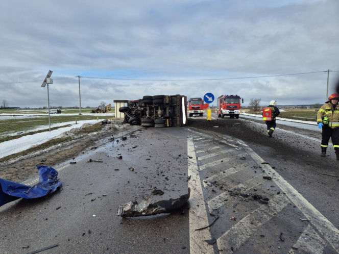 Osobówka zderzyła się z ciężarówką. Jedna osoba nie żyje. Tragiczny wypadek pod Łomżą