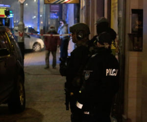 Mężczyzna zabarykadował się w mieszkaniu z kilkuletnim dzieckiem. Ma przy sobie NÓŻ
