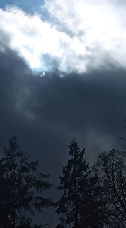 Niesamowity widok! Częściowe zaćmienie słońca w Lublinie w obiektywie Czytelników