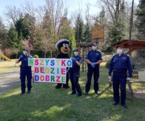 Na Podkarpaciu w Wielkanoc z policjatami wędrował miś. Miał wielką misję [WIDEO]