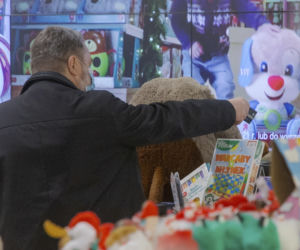 Pluszowym pieskiem uszczęśliwi córeczkę