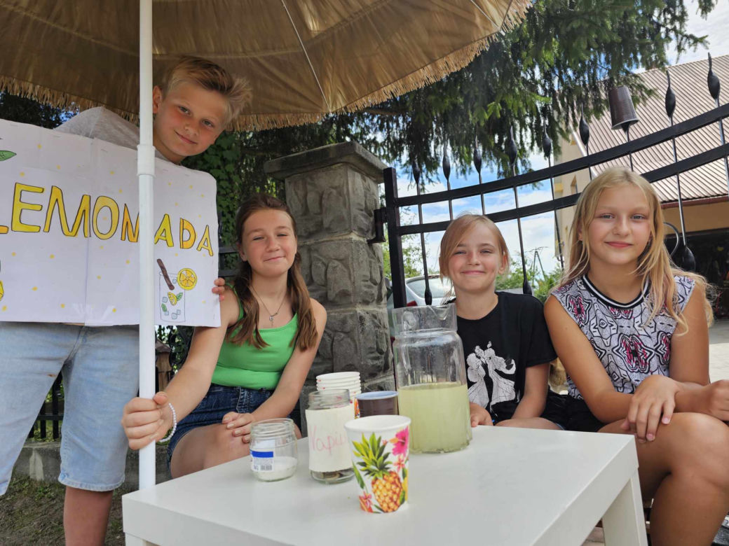Dzieci sprzedają lemoniadę w wakacje [GALERIA]