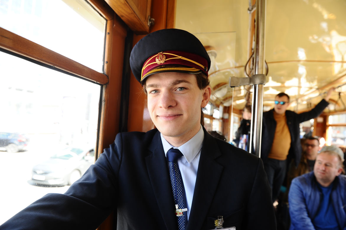 Parówki opanowały Warszawę. Zabytkowe tramwaje zrobiły wielką radochę pasażerom