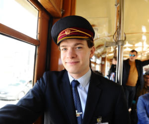 Parówki opanowały Warszawę. Zabytkowe tramwaje zrobiły wielką radochę pasażerom