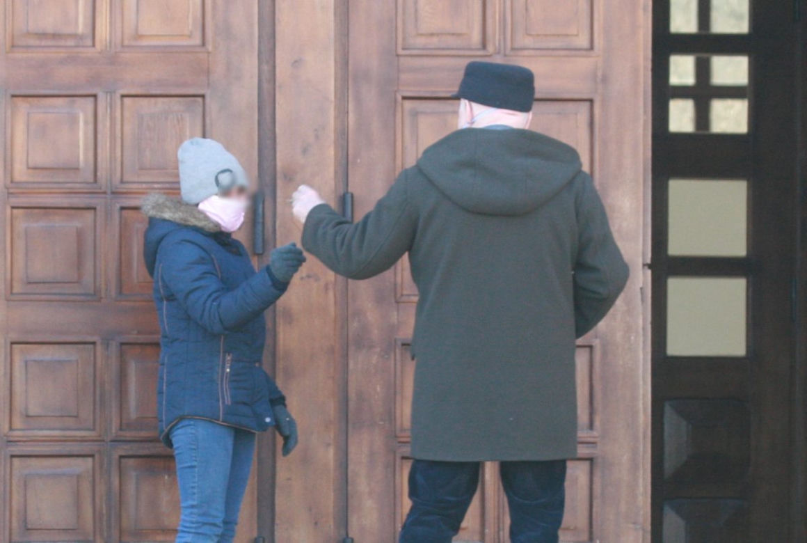 Lech Wałęsa w drodze na mszę