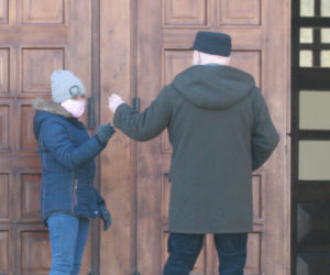 Lech Wałęsa w drodze na mszę