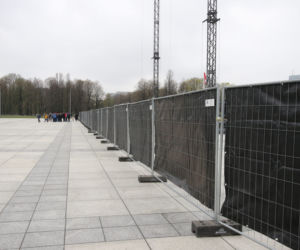 Grodzą Pl. Piłsudskiego potężnym płotem