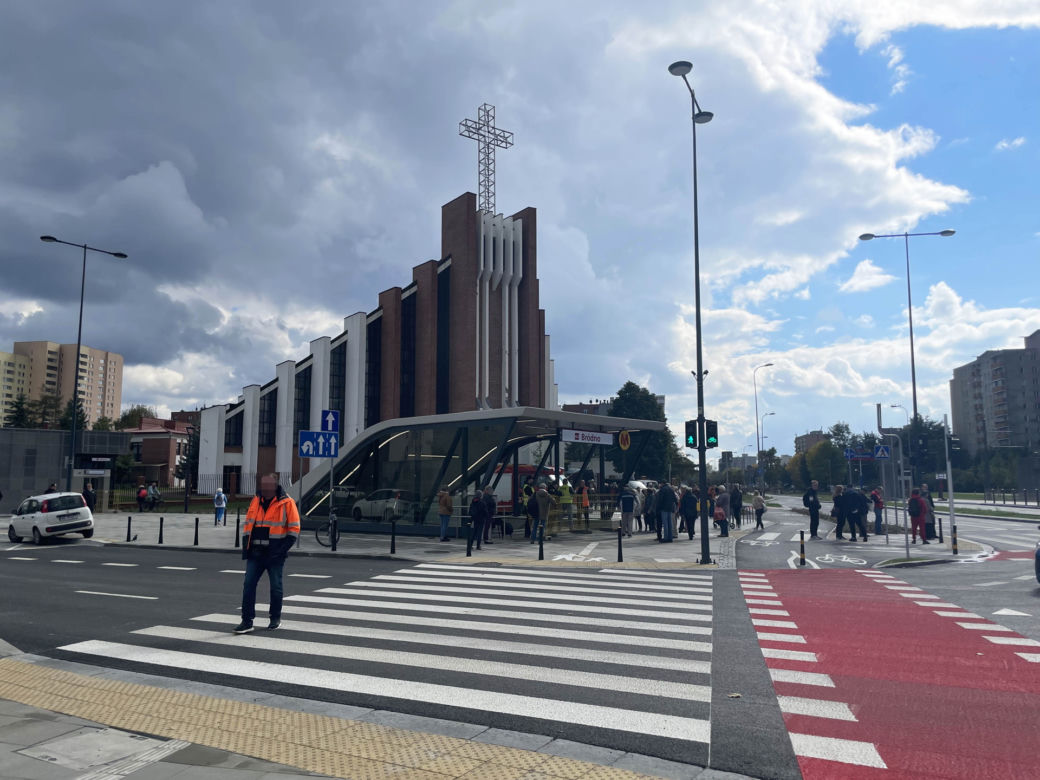 Metro na Bródnie wkrótce otwarte! Wielkie emocje, mieszkańcy tłoczą się przy wejściu