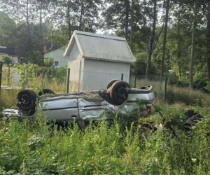 Poranne dachowanie w Wąchocku. Dwie osoby trafiły do szpitala