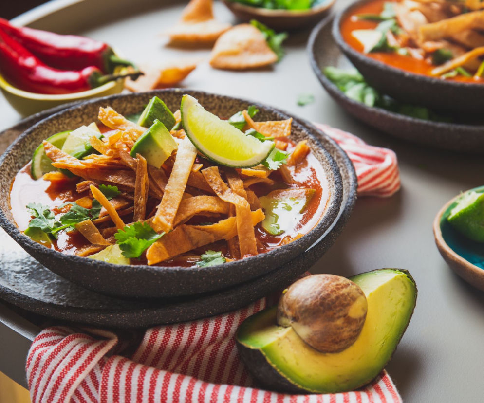 Zupa z tortillą: przepis na meksykańską Sopa Azteca