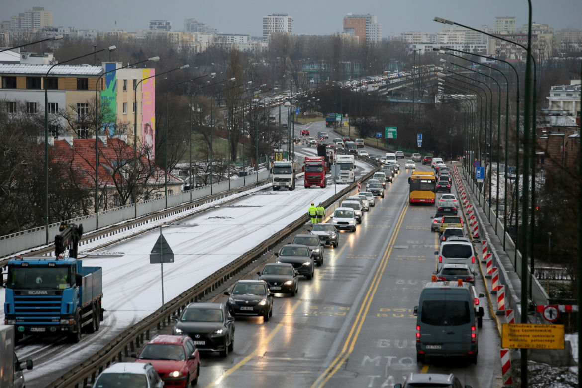 Slalom na Trasie Łazienkowskiej. Trwa remont wiaduktów