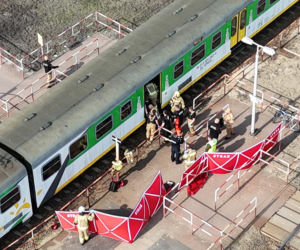 Ze słuchawkami na uszach przechodził przez tory. 22-latka potrącił pociąg, policja mówi o cudzie