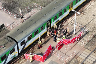 Ze słuchawkami na uszach przechodził przez tory. 22-latka potrącił pociąg, policja mówi o cudzie