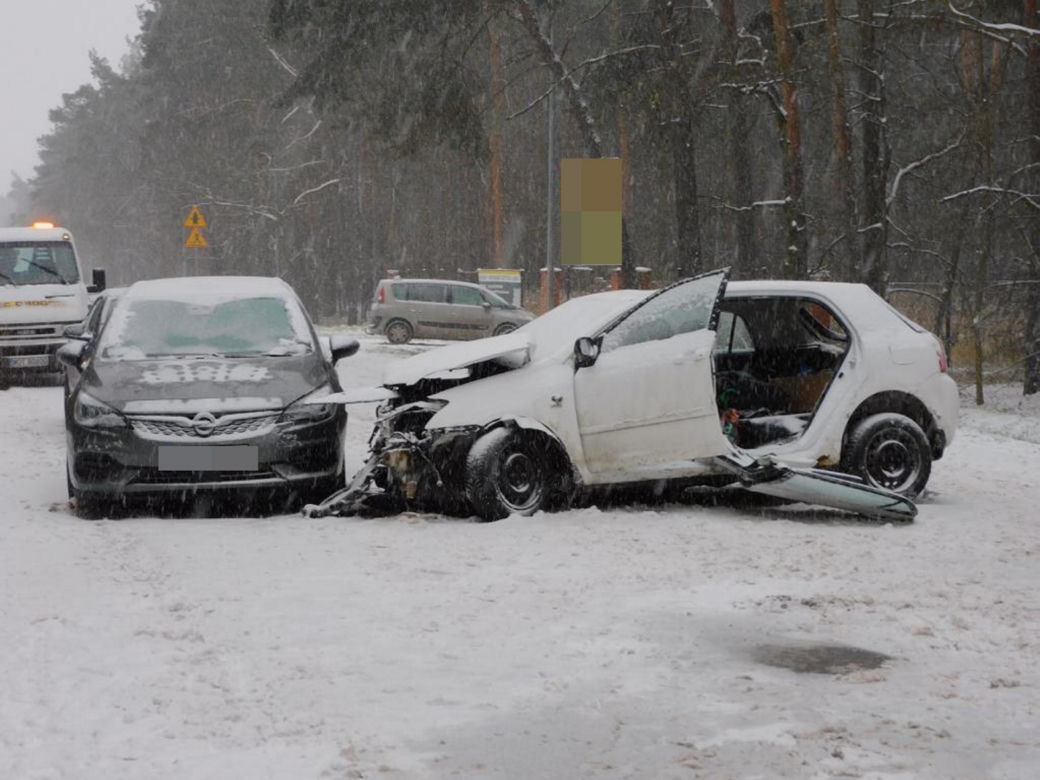 Roztrzaskana toyota, a w środku zakleszczeni pasażerowie! Zderzenie trzech samochodów w Józefowie