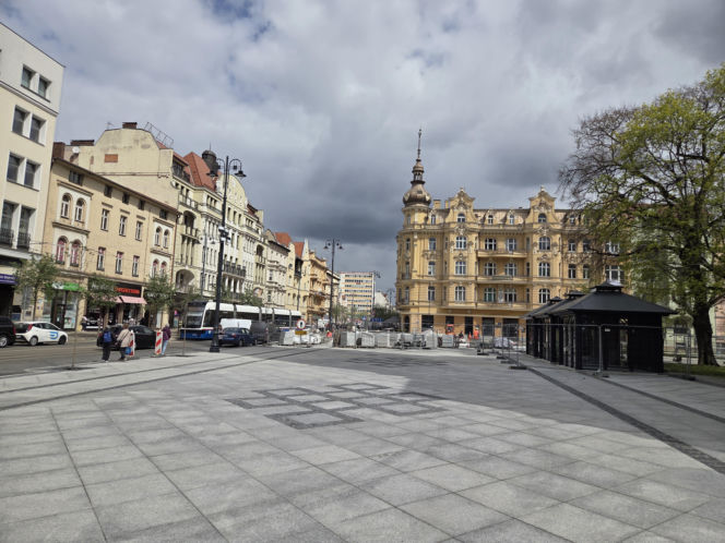 Nowe oblicze placu Wolności. Kwiaciarnie już zamontowane, koniec prac coraz bliżej