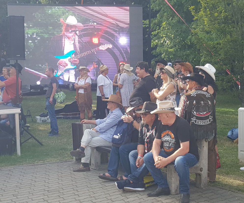 Ludzie w kowbojskich kapeluszach na Festiwalu Country i Folk. O wydarzeniu w Kinkajmach przeczytasz na Eska Olsztyn.
