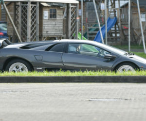 Maciej Musiał najpierw pieści auto, potem dziewczynę