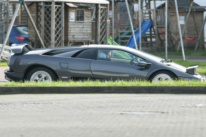 Maciej Musiał najpierw pieści auto, potem dziewczynę
